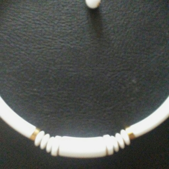 Vintage White plastica chocker - Picture 2 of 4